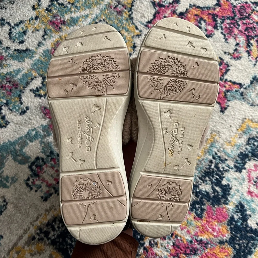 Skechers GoLounge Fluffy Slippers - Picture 3 of 5